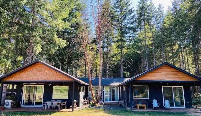 Forest Hideaway House with hot tub and trail