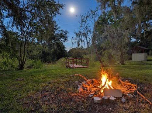 Forest Hideaway Screened Porch Grill