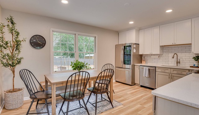 Forest Hills Cottage! Central location!