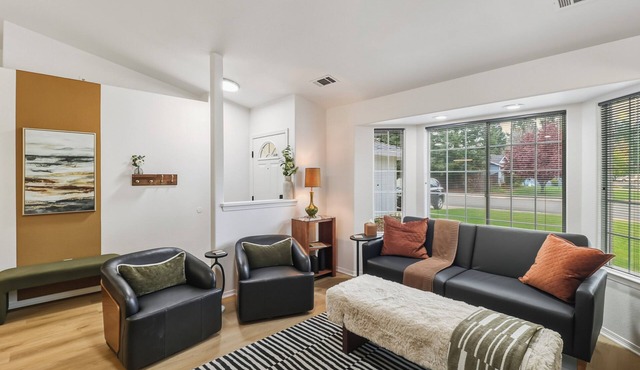 Forest Homes Retreat – Mid-Century Modern Comfort in the Heart of Redding