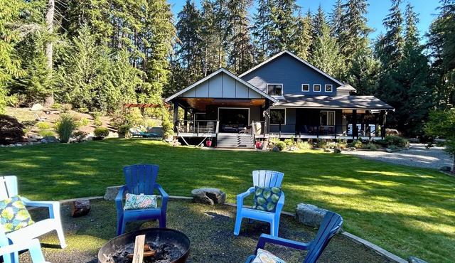 Forest house with hot tub, fire pit and heated deck. Sleeps 8+