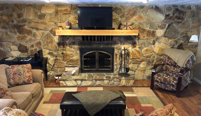 Forest Lake House, Sleeps 6, Premium Home!