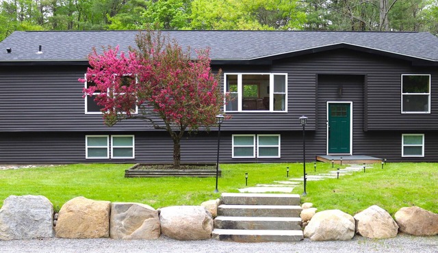 Forest Lake Haven close to Lake George and Gore Mountain, 5 BR spacious and NEW