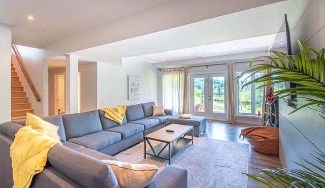 Forest Lake Retreat-6BR Waterfront Cottage