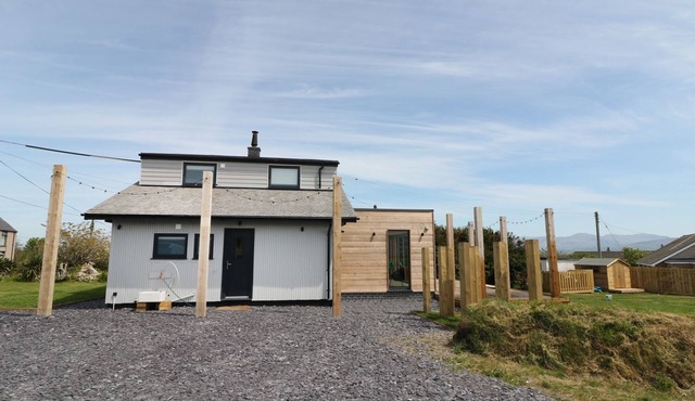 FOREST LODGE, pet friendly, luxury holiday cottage in Newborough