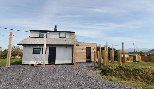 FOREST LODGE, pet friendly, luxury holiday cottage in Newborough