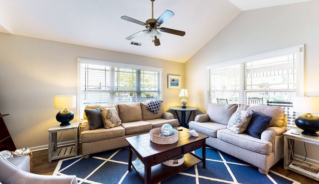 Forest Reach home near beach with pool access & W/D - dog-friendly