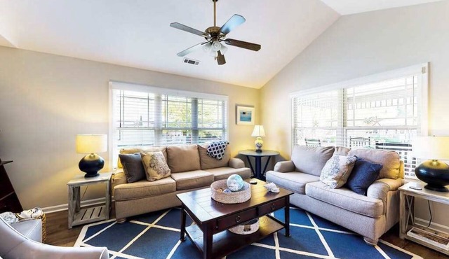Forest Reach home near beach with pool access & W/D - dog-friendly