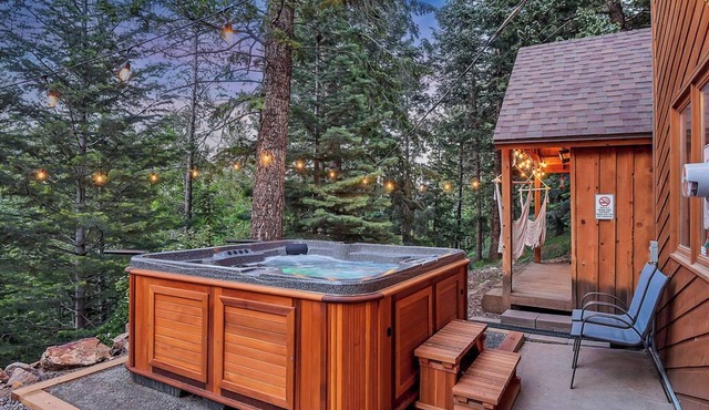Forest Retreat, Hot Tub, near Red Rocks.