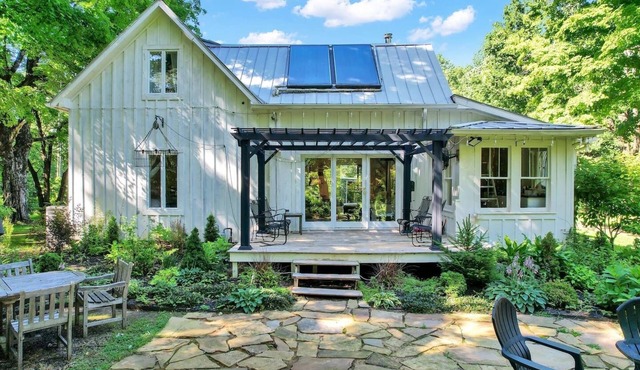 Forest Retreat: Poolside Bliss Close to Campus