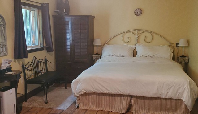 Forest Retreat - Private detached guest suite with Starlink WiFi