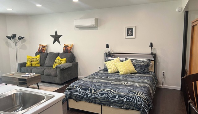 Forest Retreat Private Studio. Full kitchen and bathroom, queen bed, sleep sofa.
