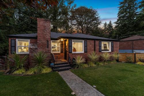 Forest retreat w fire pit & yoga deck