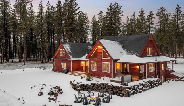 Forest retreat w/hot tub & views
