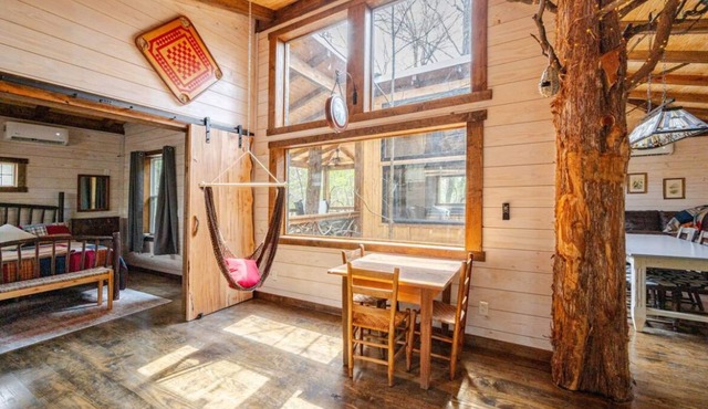 FoRest ReTreeT 2 bedroom Hot Tub Unique Chatming Adairsville Cabin Private