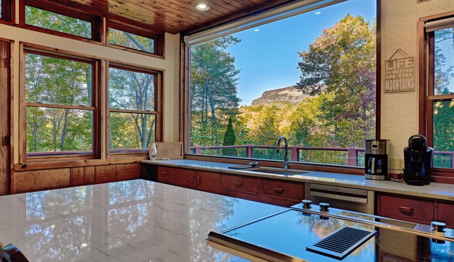 Forest Solitude: 4BR Mountain Getaway Just Ten Minutes From Downtown Cashiers