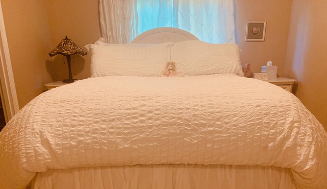 Forest View / Beautiful White Room