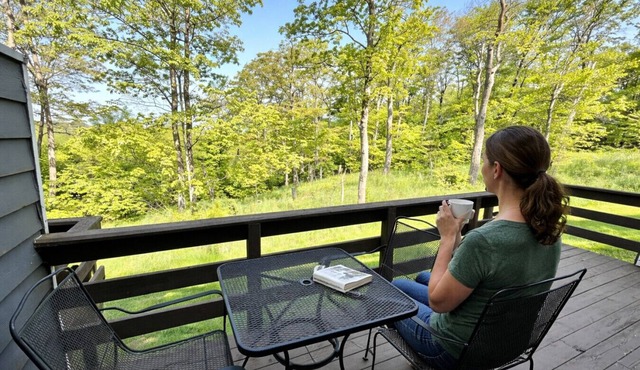 🏡 Forest View | Quiet Getaway | Pool Access, Forest Views & A/C