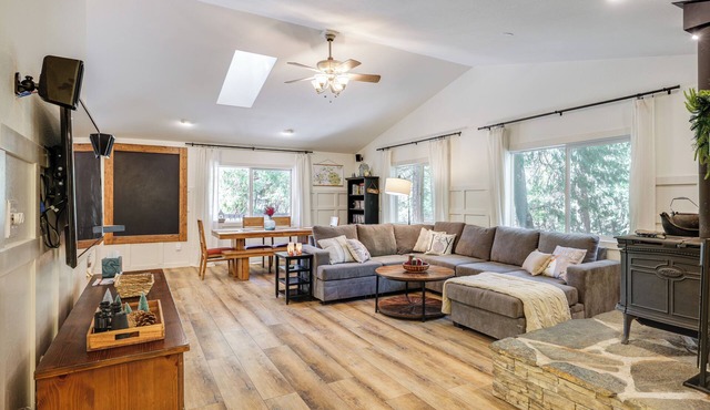 Forest-View Retreat: Grill & Fireplace in Sonora