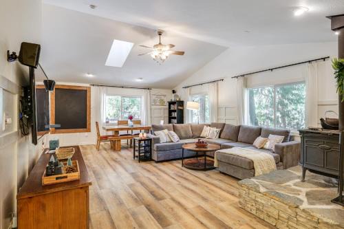 Forest-View Retreat Grill and Fireplace in Sonora