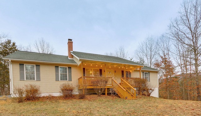Forest Views, Deck & Fireplace: Fort Valley Escape