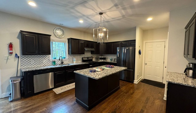 Forest Wonderland Sanctuary-Private, Gourmet Kitchen, Fire-pit and Jacuzzi tub