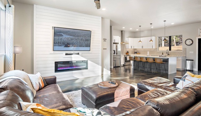 Forested Oasis for the Whole Family- Pet Friendly! Game Room, Hot tub and more!