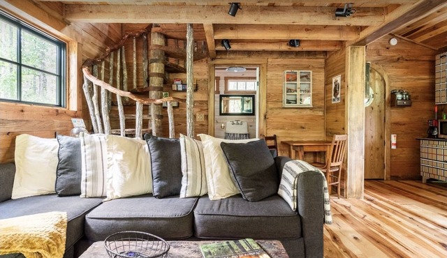 FoResTree House- Peaceful Luxury Treehouse Hot tub