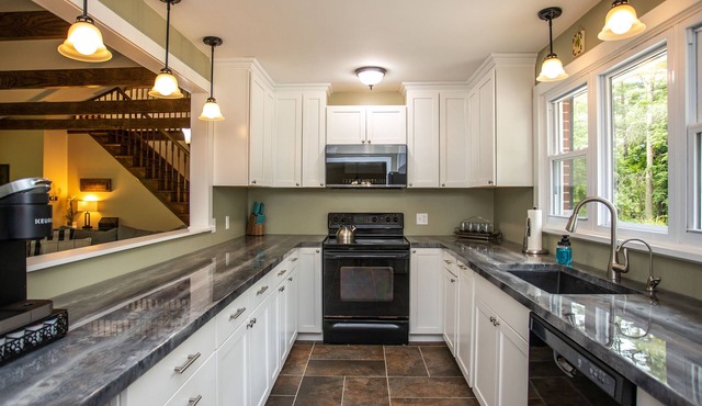 Forestview Manor (Secluded Getaway)