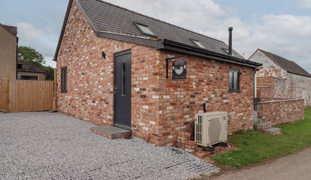 FORGE COTTAGE, family friendly, with hot tub in Trefnant