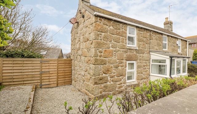 FORGE COTTAGE, family friendly, with open fire in Sennen