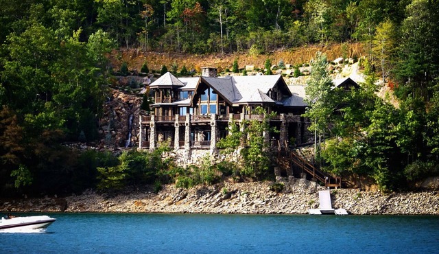 Forge Lake Lodge: Beautiful Lakefront Home that Sleeps 28