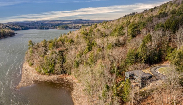 Forget-Me-Not by AvantStay | Bold Lakefront Escape