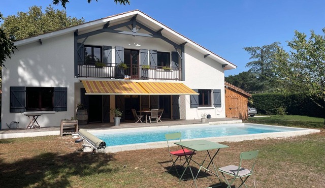 Forget your worries in this spacious and serene accommodation. House in a park.