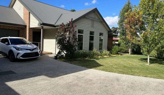 Forget your worries in this well presented, modern and bright spacious home.