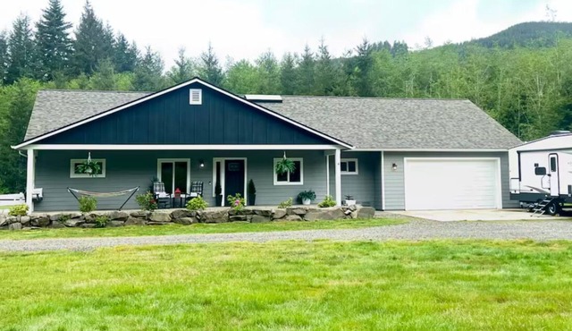 Forks Home in the Forest Hot Tub 3 bedroom plus bonus bed/office 2.5 bath