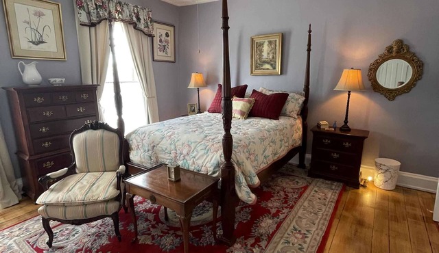 Formal & Friendly 2nd Floor Studio Apartment in Historic 1811 Row House