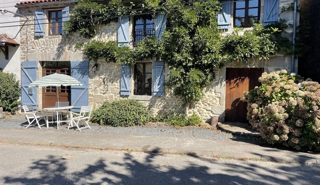 Former rustic bakery, four bedrooms, with pool in idyllic village