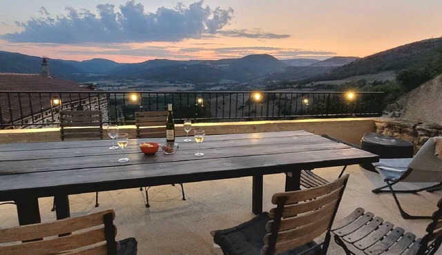 Former 19th-century school with a superb view of the Cézallier mountains