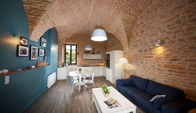 Former convent from the 17th, renovated, private garden, Beaune center