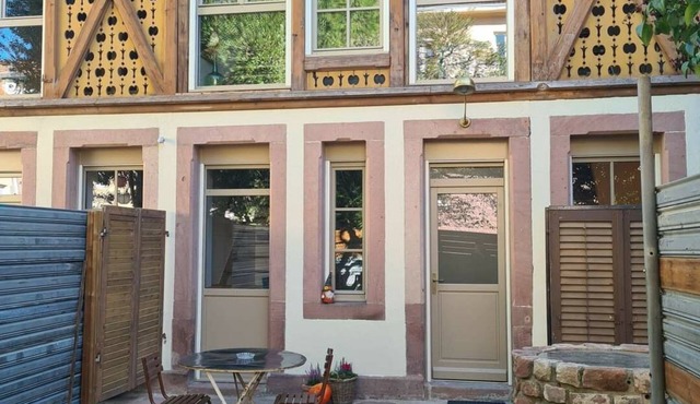 Former dryer dating from 1870, adorned with half-timbering, moucharabiehs and sandstone.
