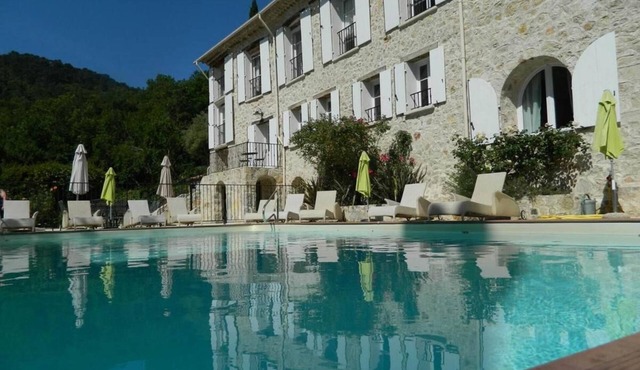 Former oil mill with swimming pool. Ideal for a friendly or family getaway