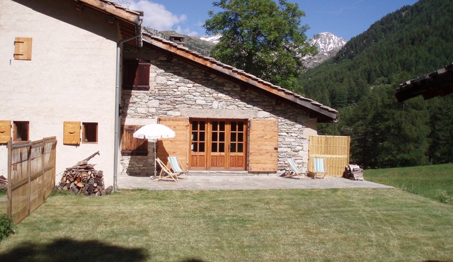 Former refuge accessible by road at 1670m altitude