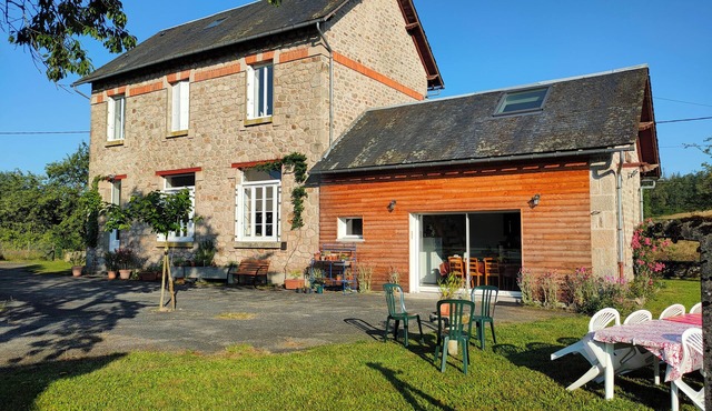 Former ROUFFIAT school in the heart of Corrèze