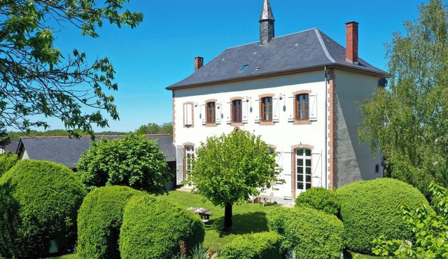 Former school with character in the Corrèze, in a peaceful setting near the Dordogne river