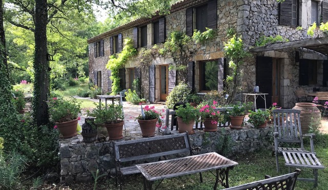 Former sheepfold in a large property with swimming pool, tennis, pétanque, table tennis.