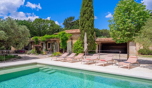 Former sheepfold in the heart of nature at Lauris le Mas des Redelles
