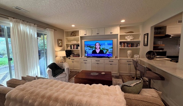 Forrest Retreat — Charming 2-BR Suite w/private Jacuzzi & Patio