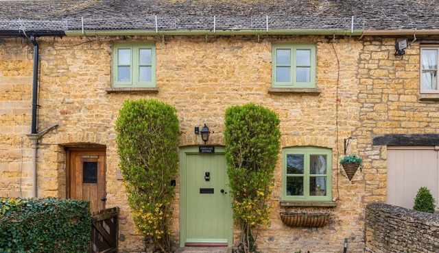 Forsythia Cottage - sleeps 3 guests in 2 bedrooms