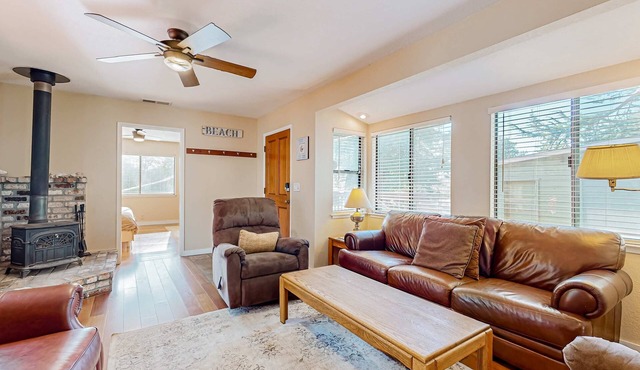 Fort Bragg Hideaway with Hot Tub & Grill